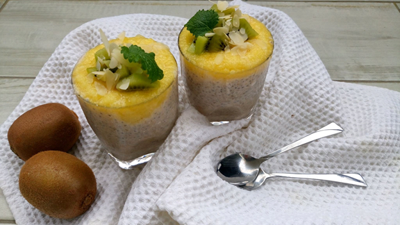 Bananowo – kokosowy pudding chia z ananasowym musem