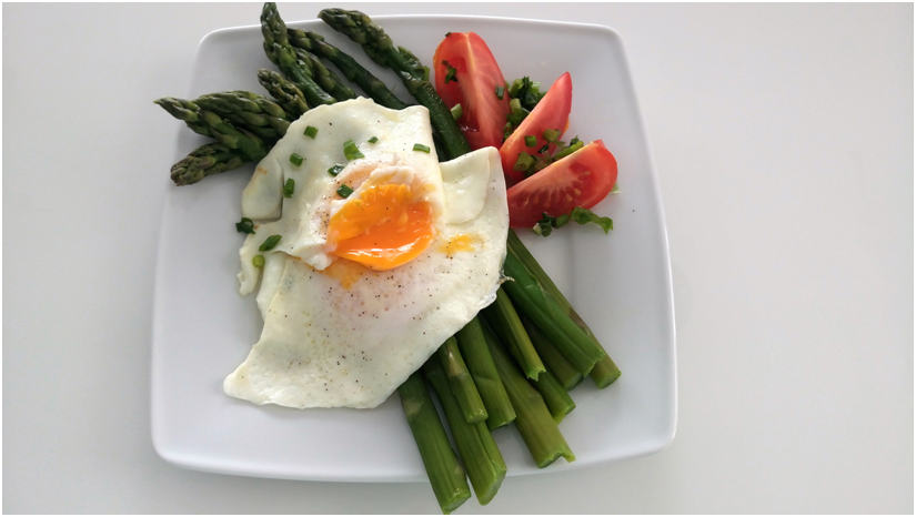 Szparagi z jajkiem Idealnie się sprawdzą na pyszne i zdrowe śniadanie. To prawdziwa skarbnica witamin i składników mineralnych!