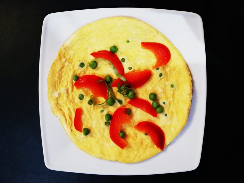 Amarantusowy omlet ze szczypiorkiem i zielonym groszkiem