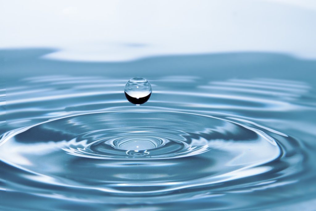 Dlaczego woda jest kluczowa dla zdrowego trybu życia i utrzymywania wagi?